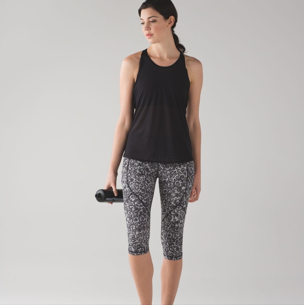 EUC Lululemon *Luxtreme Outrun 17" Crop Mini Cinder Lace White Black / Black